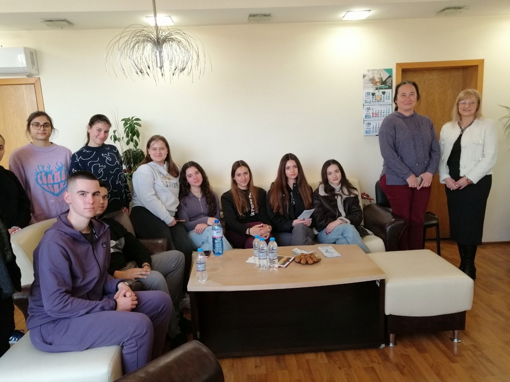 Зрелостници от Търговище повишиха финансовата си грамотност след посещение на местния офиса на НАП