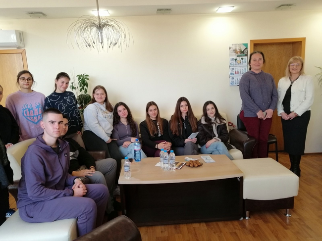 Зрелостници от Търговище повишиха финансовата си грамотност след посещение на местния офиса на НАП