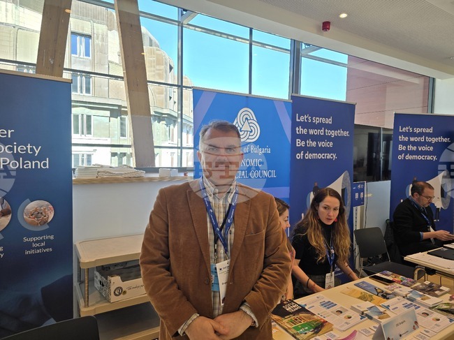 Обществената поляризация се дължи до голяма степен на променения начин на общуване, каза Богомил Николов от ИСС