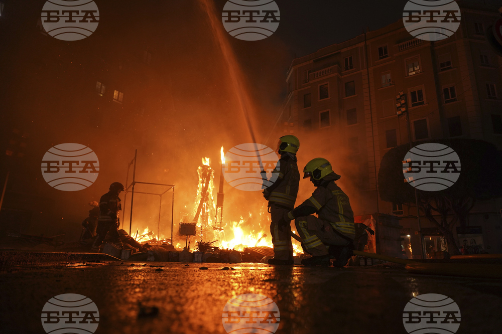 Пожар в завод за литиеви батерии близо до Мадрид продължава да гори трети ден