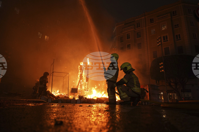 Пожар в завод за литиеви батерии близо до Мадрид продължава да гори трети ден