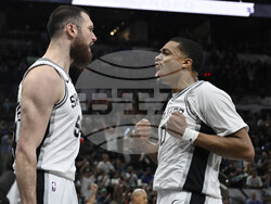 Knicks Spurs Basketball