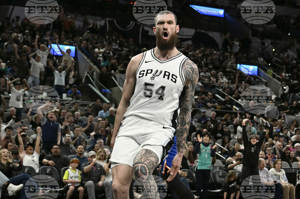 Knicks Spurs Basketball