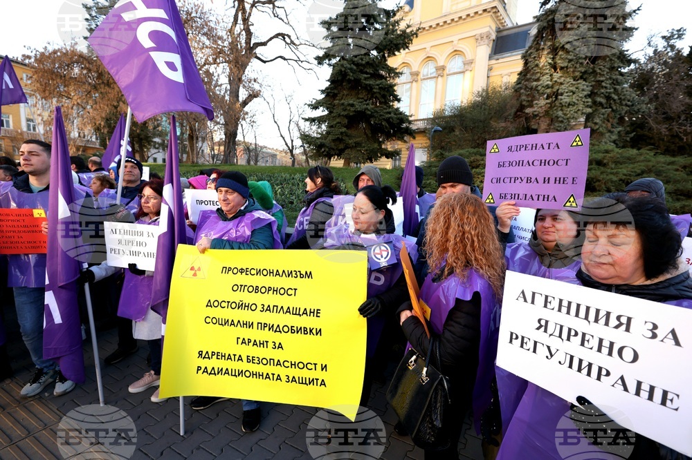 Работещи в обществения сектор се събират пред Народното събрание с искане за по-високи възнаграждения 