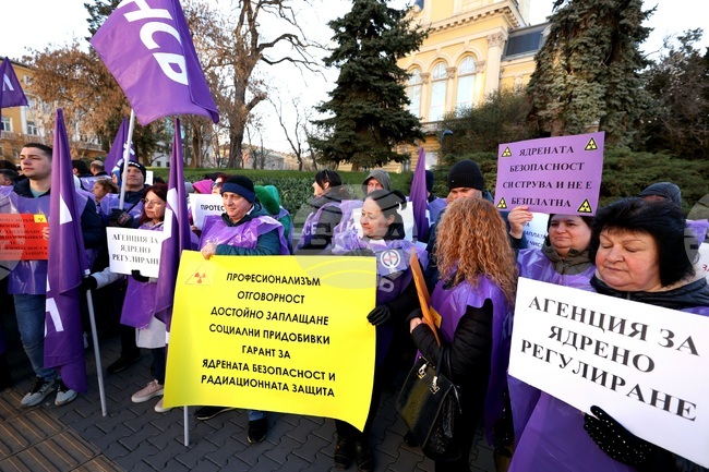 Работещи в обществения сектор се събират пред Народното събрание с искане за по-високи възнаграждения 