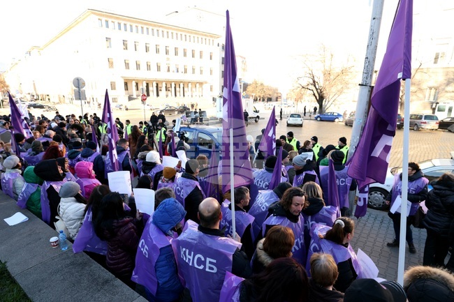 CITUB Stages Protest Insisting that MPs Vote for Additional Funds to Increase Salaries in Public Sector