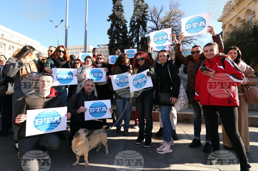 Работещи в Българската телеграфна агенция, в Българското национално радио и в Българската национална телевизия протестират днес с искане за повишаване на заплатите