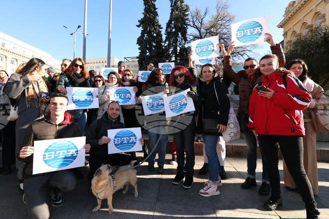 Работещи в Българската телеграфна агенция, в Българското национално радио и в Българската национална телевизия протестират днес с искане за повишаване на заплатите