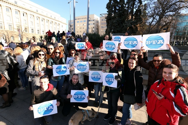 Public-Service Media Staffers Block Traffic to Press for Pay Rise