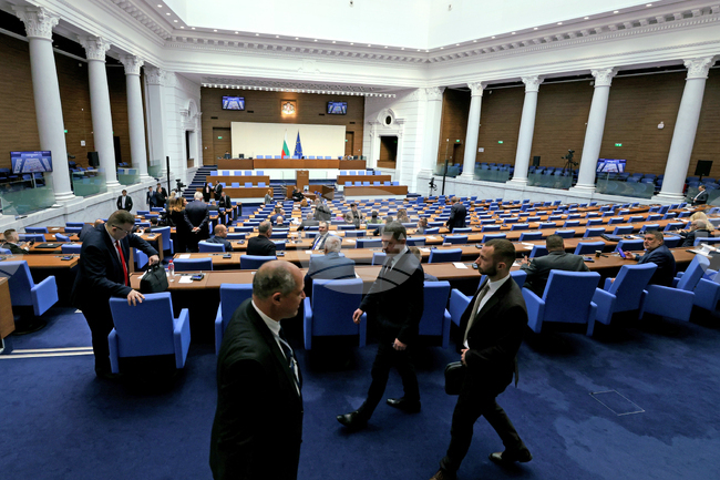 Парламентът удължи заседанието си до приемането на държавния бюджет на второ четене 