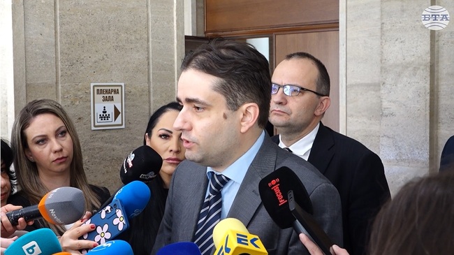 "Демократична България" и "Продължаваме промяната" спасихме еврозоната, коментира Мартин Димитров