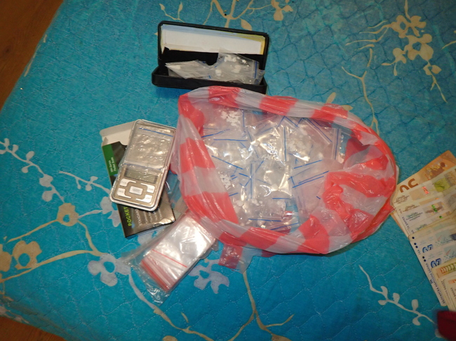 Криминално проявен и осъждан мъж от Разград е задържан за разпространение на наркотици, съобщиха от полицията 