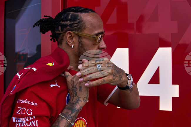 Люис Хамилтън остава оптимист, въпреки че направи труден дебют за "Ферари"