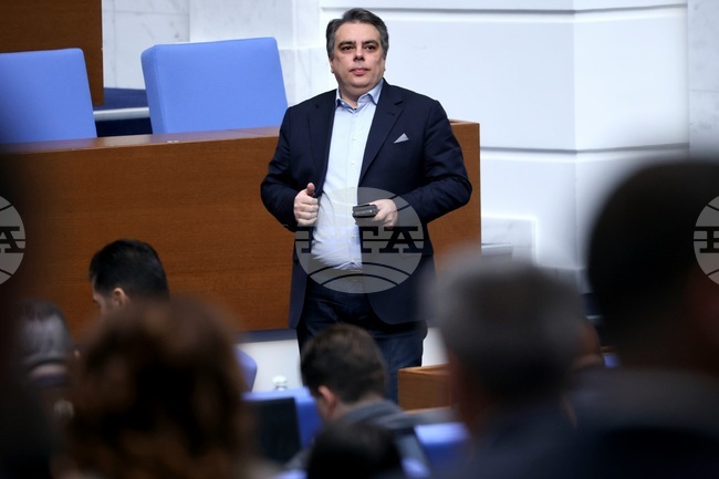 Това правителство най-вероятно ще си отиде по същия начин, по който си отиде правителството „Борисов“ 3, каза Асен Василев