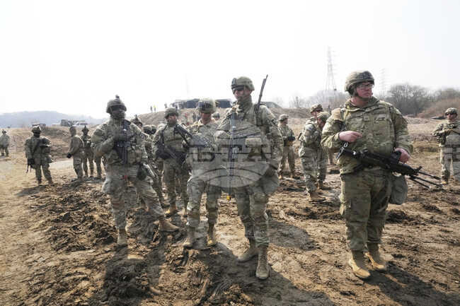 Не е обсъждано изтегляне на американски военнослужещи от Южна Корея, обяви Сеул