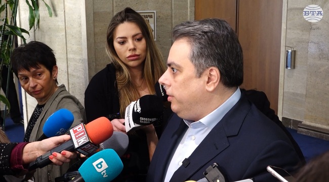 Това правителство най-вероятно ще си отиде по същия начин, по който си отиде правителството „Борисов“ 3, смята Асен Василев