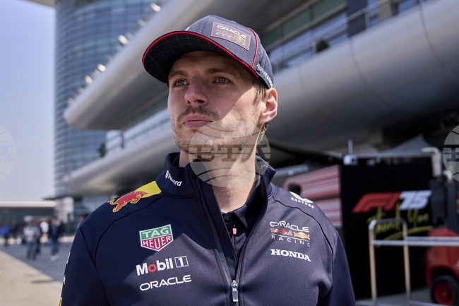 Четирикратният световен шампион Макс Ферстапен каза, че връщането на двигателите V10 може да го задържи във Формула 1 по-дълго