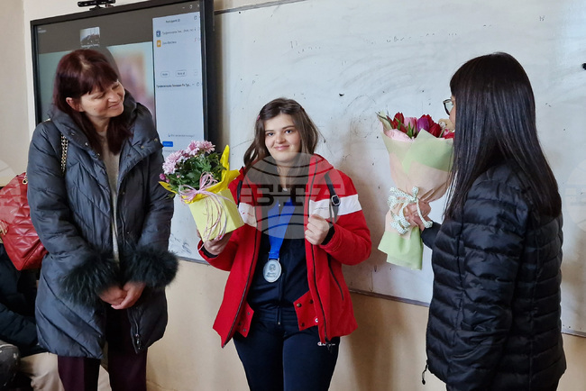 В Самоков тържествено бе посрещната Дарина Богданова, която спечели сребърен медал на Световните зимни игри на Спешъл Олимпикс в Торино