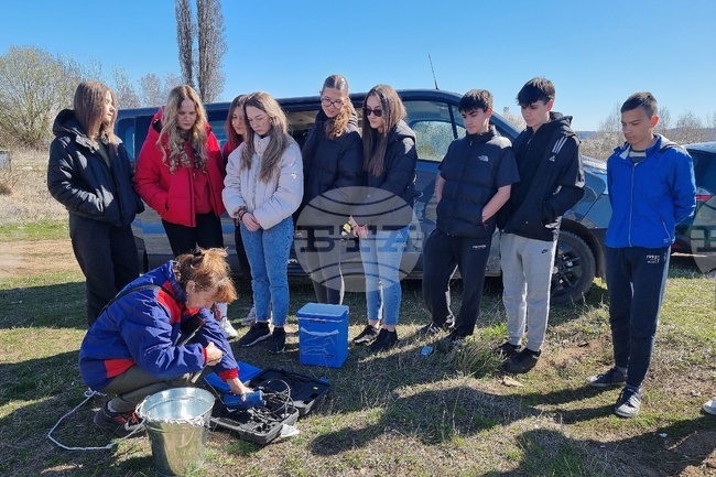 Експерти от РИОСВ и Регионална лаборатория-Монтана направиха демонстрации на пробонабиране и анализ на вода пред ученици