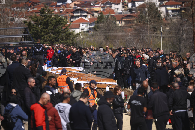 Хиляди присъстваха на погребенията на жертвите на пожара в нощен клуб в град Кочани, Северна Македония