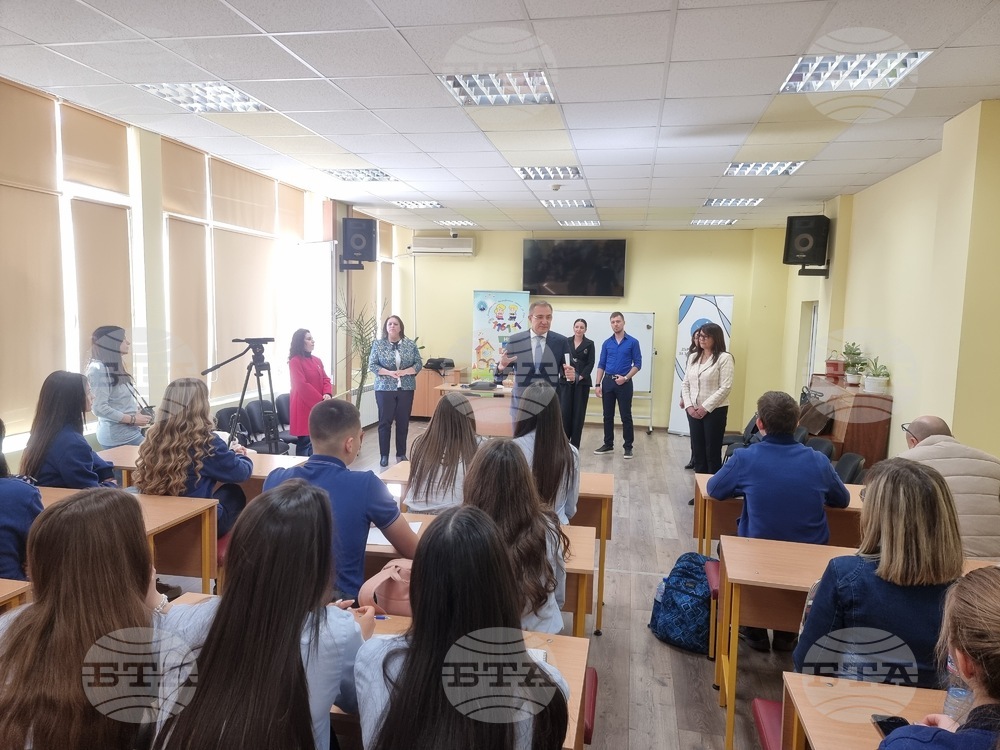Бъдете по-далече от дрогата, призова министър Борислав Гуцанов ученици от Пазарджик на открит урок срещу употребата на вейпове и упойващи вещества