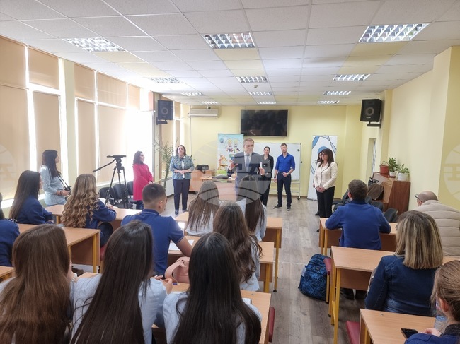 Бъдете по-далече от дрогата, призова министър Борислав Гуцанов ученици от Пазарджик на открит урок срещу употребата на вейпове и упойващи вещества