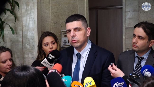 Според Ивайло Мирчев и Божидар Божанов от "Демократична България" има "синхронизирана атака" между Борисов и Пеевски срещу хората от протеста вчера