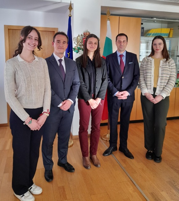 Четирима българи участват в тазгодишната международна стажантска програма на германския Бундестаг