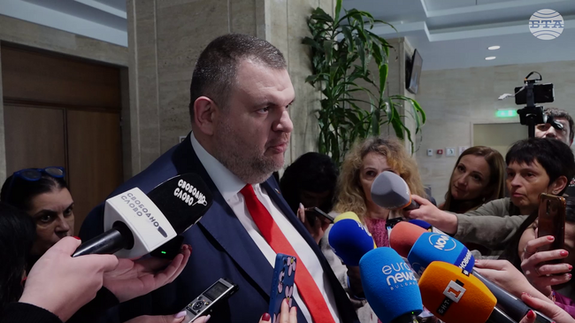 Делян Пеевски призова председателя на парламента да отстрани лидера на "Възраждане" Костадин Костадинов от пленарната зала