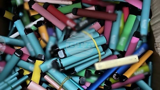 Един е обвинен, а друг е задържан при акция на столичната полиция, иззети са над 1100 вейпове без бандерол