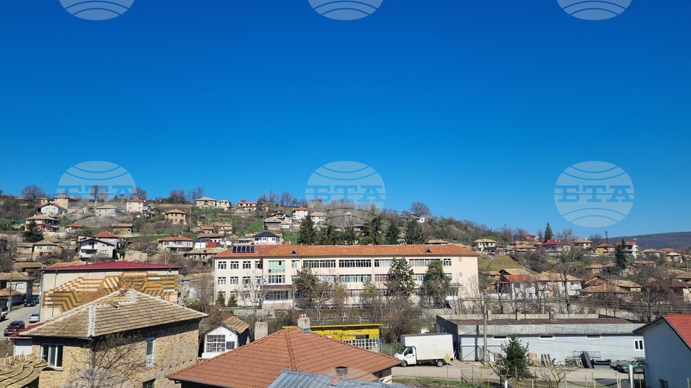 За повече увереност в учебния процес и за повишаване на благосъстоянието на децата в община Опака се работи по проект, финансиран с европейски средства