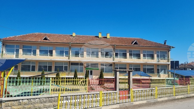 Дарения предизвикаха предколедни усмивки у най-малките жители на община Опака 