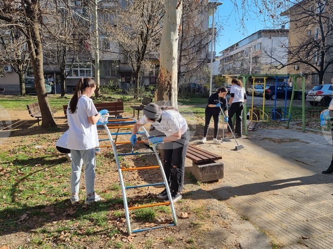 В Плевен ученици организираха пролетна акция за почистване и обновяване на детски площадки