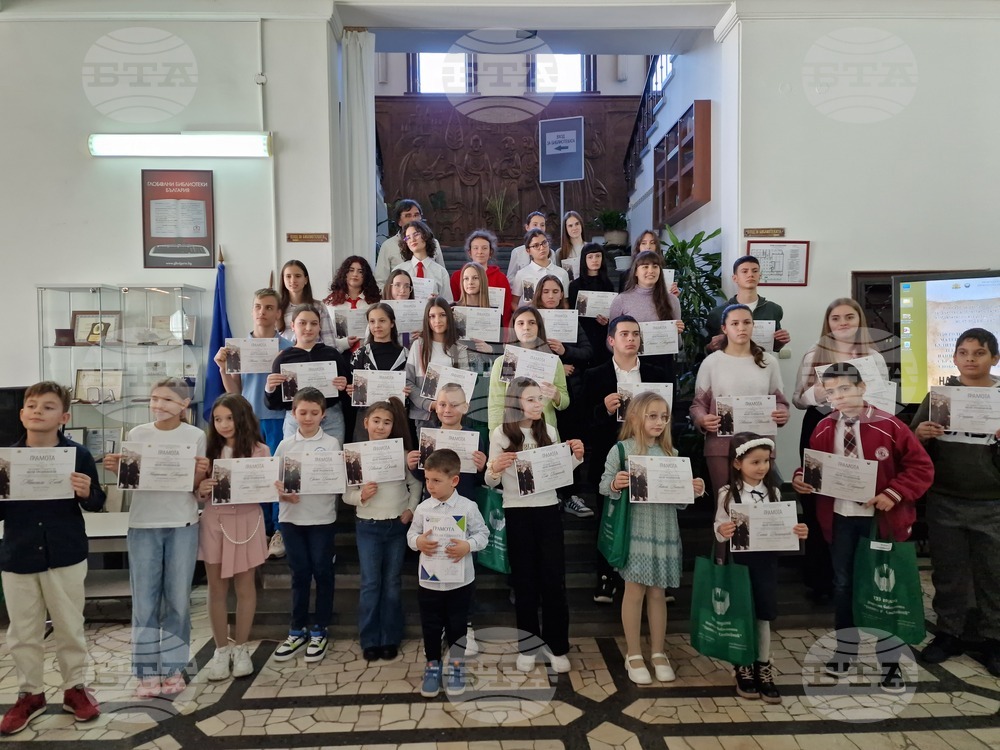 Отличените участници в конкурса за литература и изобразително изкуство „Моят роден град“ получиха наградите си във Велико Търново