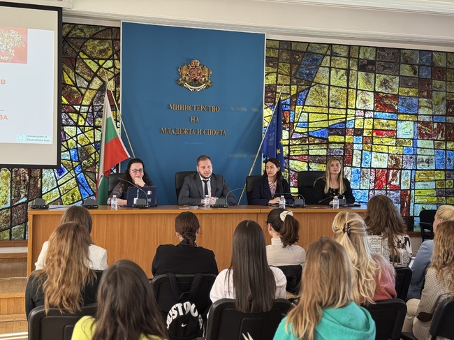 Заместник-министър Петър Младенов представи онлайн платформата Youth Wiki