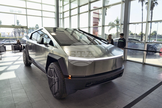 "Тесла" представя по-евтина версия на "Сайбъртрък“ и намалява цената на "Сайбърбийст"