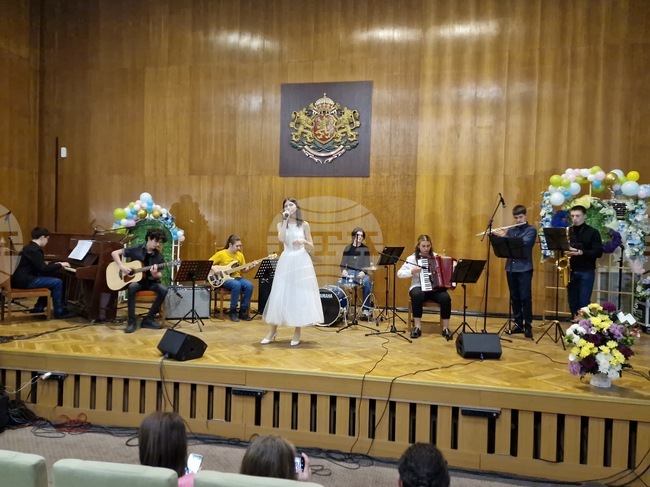 Ученици от Средно училище „Емилиян Станев“ във Велико Търново изнесоха концерт по случай Седмицата на франкофонията