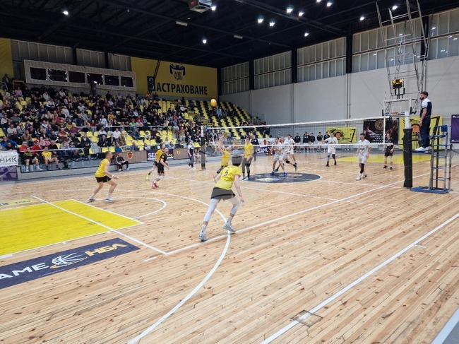 Волейболният Миньор Перник загуби първия мач срещу Славия от финалите за влизане в по-горна група 