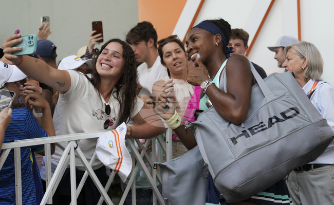 Коко Гоф с лесна победа върви към третия кръг на турнира по тенис в Маями, Паолини и Жабюр също преодоляха съпернички