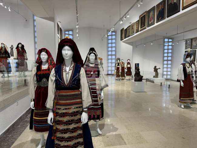 Редки носии от различни етнографски области на България показва изложбата „Наследство“ в Казанлък