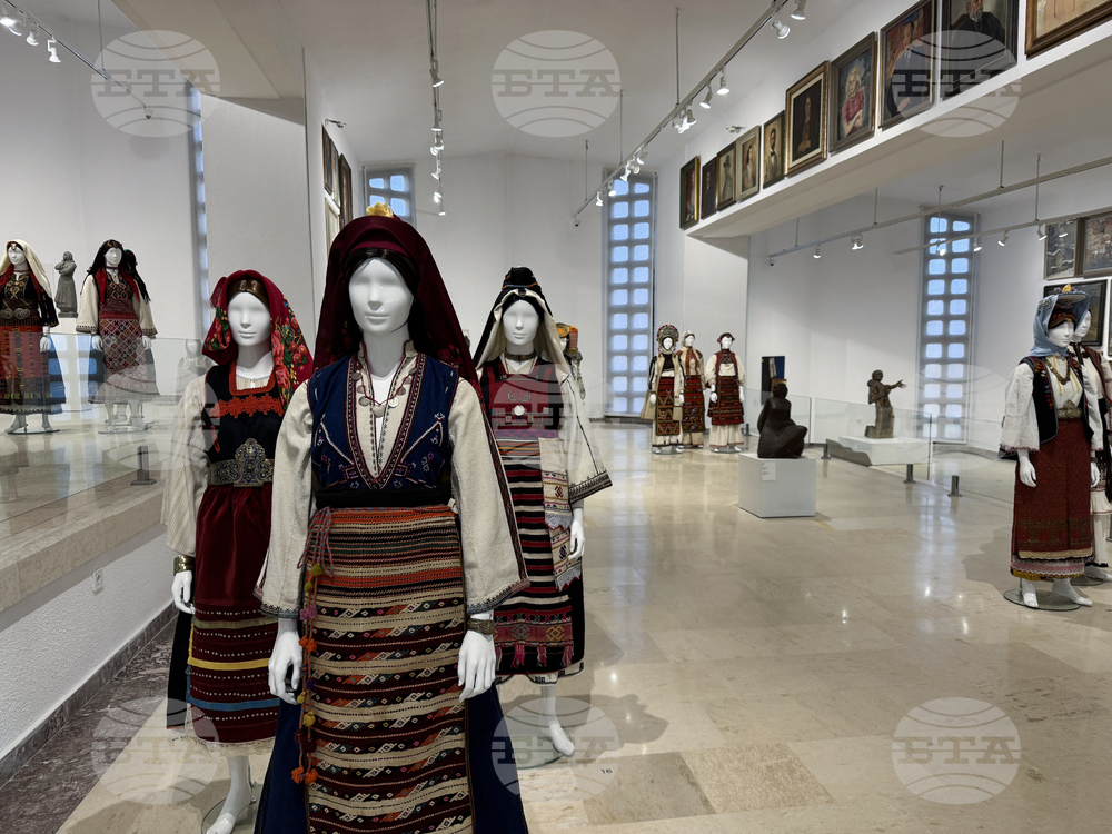 Казанлък - дамски носии - изложба