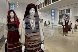 Казанлък - дамски носии - изложба