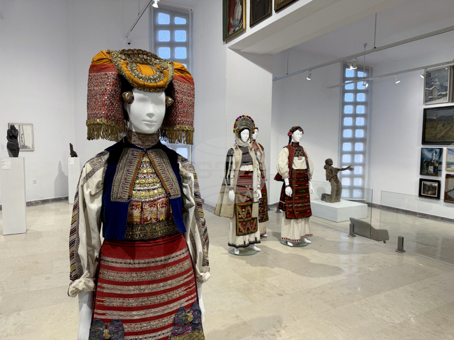 В продължение на десетилетие са събирани народните носии, показани в изложбата "Наследство" в Казанлък