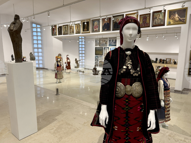 Казанлък - дамски носии - изложба