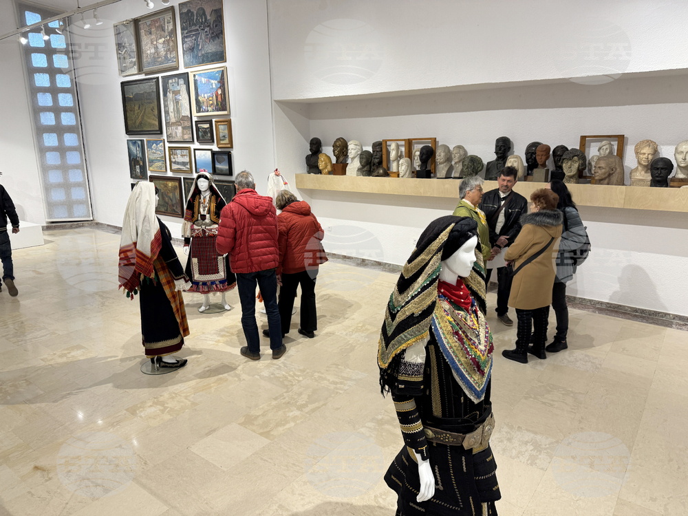 Казанлък - дамски носии - изложба