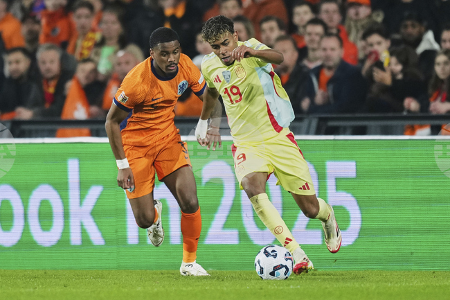 Челси се интересува от защитника на Аякс Хато