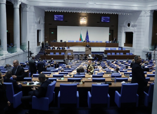 Ако управителят или подуправител на БНБ изрази изрично съгласие да бъде назначен за служебен премиер, подава оставка, реши парламентът