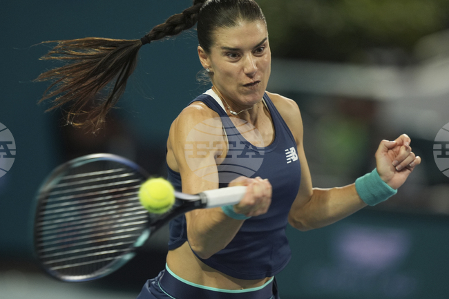 Шампионката от 2022 година и водачка в схемата Людмила Самсонова отпадна на четвъртфиналите на турнира по тенис в Кливланд