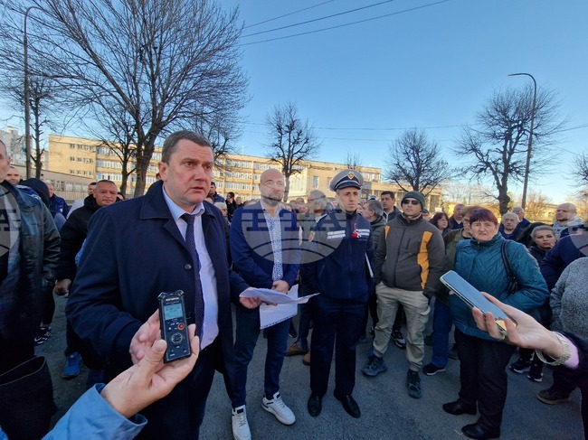 Служители на Община Перник извършват оглед в квартал „Хумни дол“ и работят по набелязаните мерки след вчерашната среща на кмета с местните хора