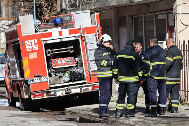 Двама души са пострадали при пожари през изминалото денонощие